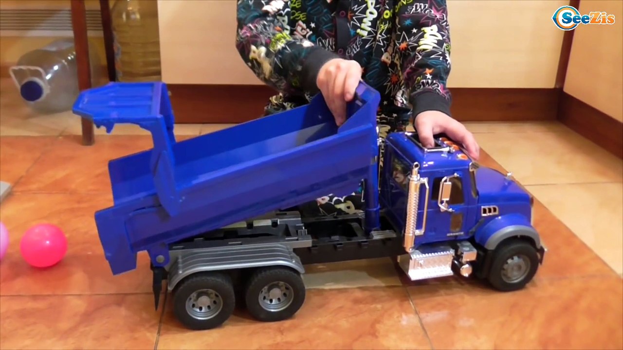 BRUDER CARS Bad Baby Игорек и Богдан Играют Маш...