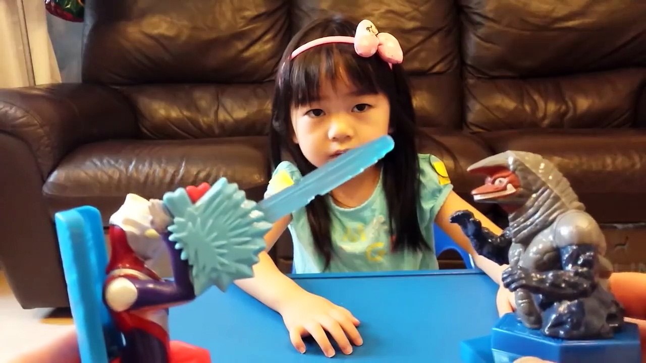 Ultraman Tiga & Golza Robot Monster Kaiju Alien McDonald Toy Figure From Tokusatsu Episode Battle