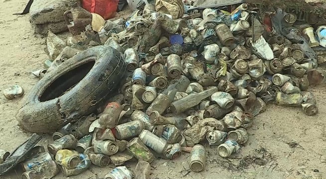Latas y botellas: la basura submarina colectada por buzos en Panamá