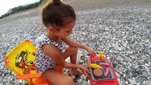 Elif plajda mangal keyfinde , Barbie ile stacy neden kavga ediyorlar
