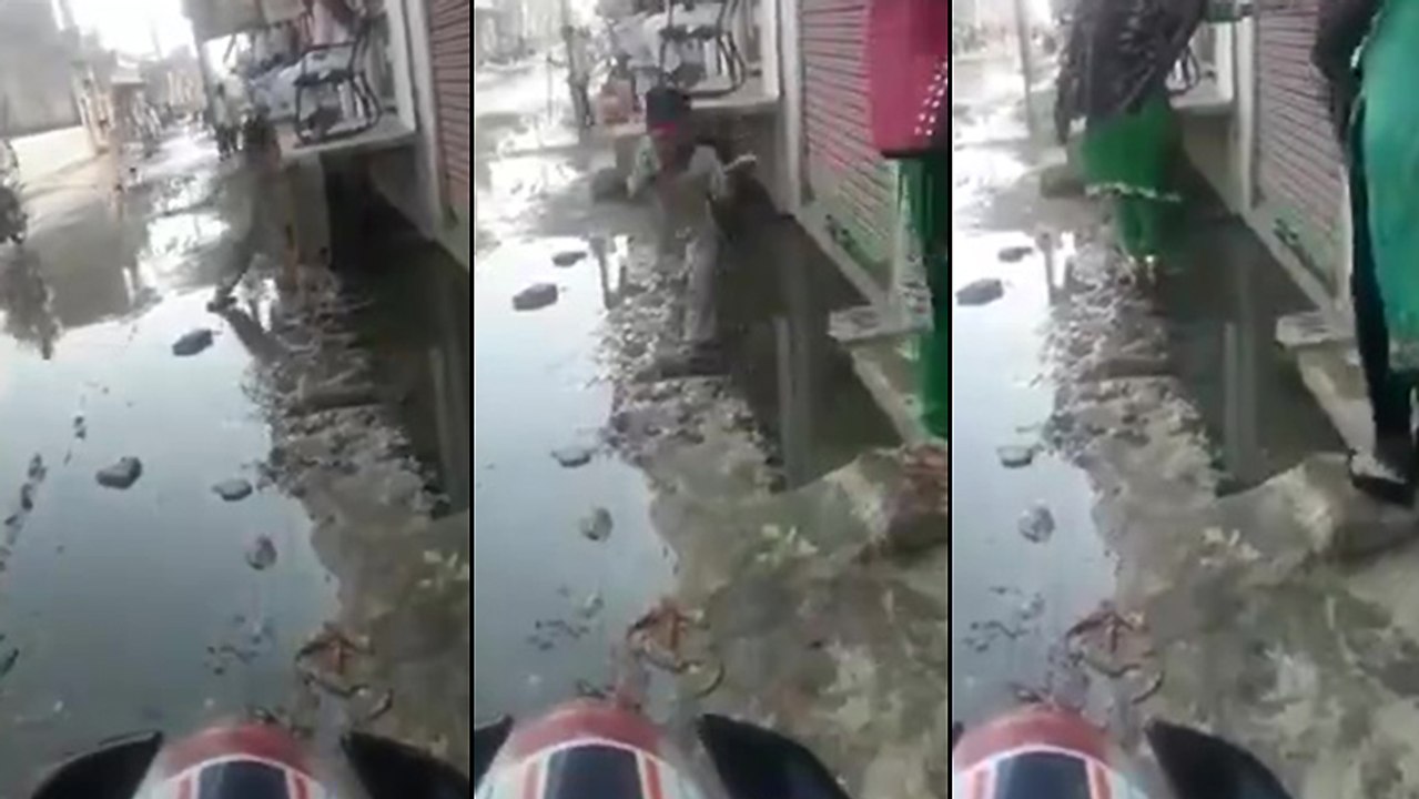 Deux jeunes femmes essaient d'éviter une flaque d'eau