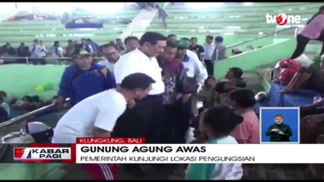 Menteri Koordinator Bidang Kemaritiman Kunjungi Posko Pengungsian di Gor Sweca Pura