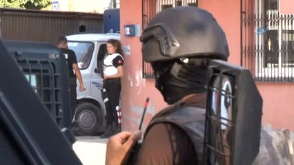 Kadın Polis Sokak Levhasında Uyuşturucu Buldu