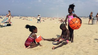 De kinderen spelen op het strand in Scheveningen