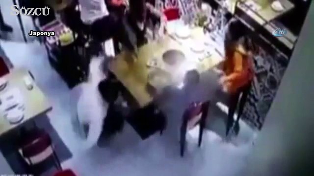 Garson sıcak çorbayı çocuğun üzerine döktü