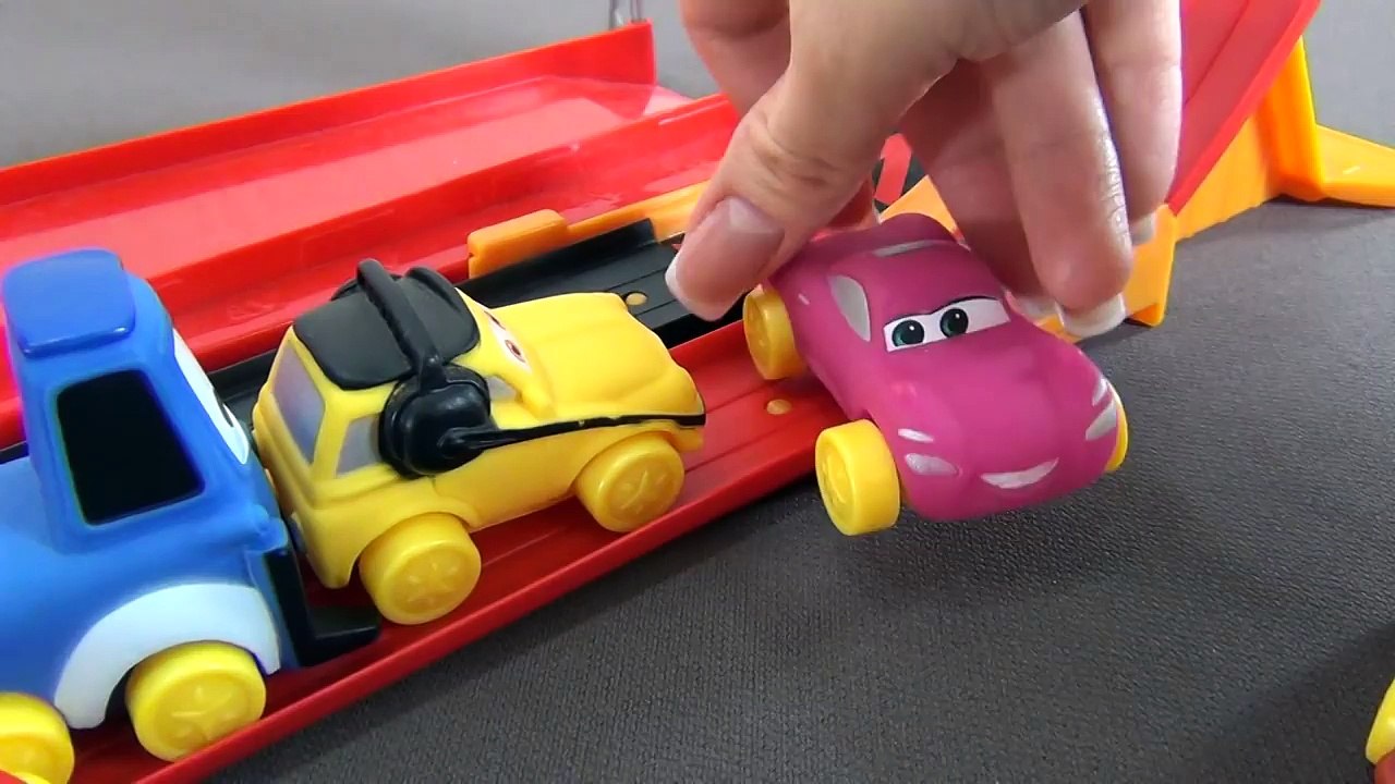Jugando con los juguetes Disney dibujos animados the Cars. Rayo McQueen ha atascado en un trampolín