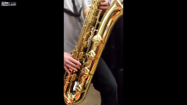 2 saxophonistes se lancent dans une Battle en plein métro de NY