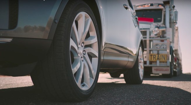 VÍDEO: Un Land Rover Discovery 2017 contra un camión de 110 toneladas, ¿qué pasará?
