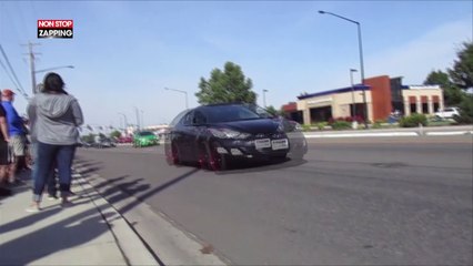 Une Porsche perd le contrôle et fonce dans la foule ! (Vidéo)