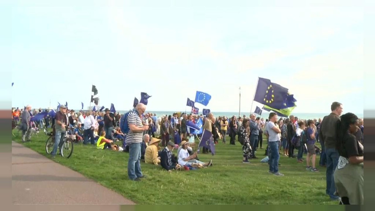 Πιο ξεκάθαρη στάση για το Brexit ζητούν από τον...
