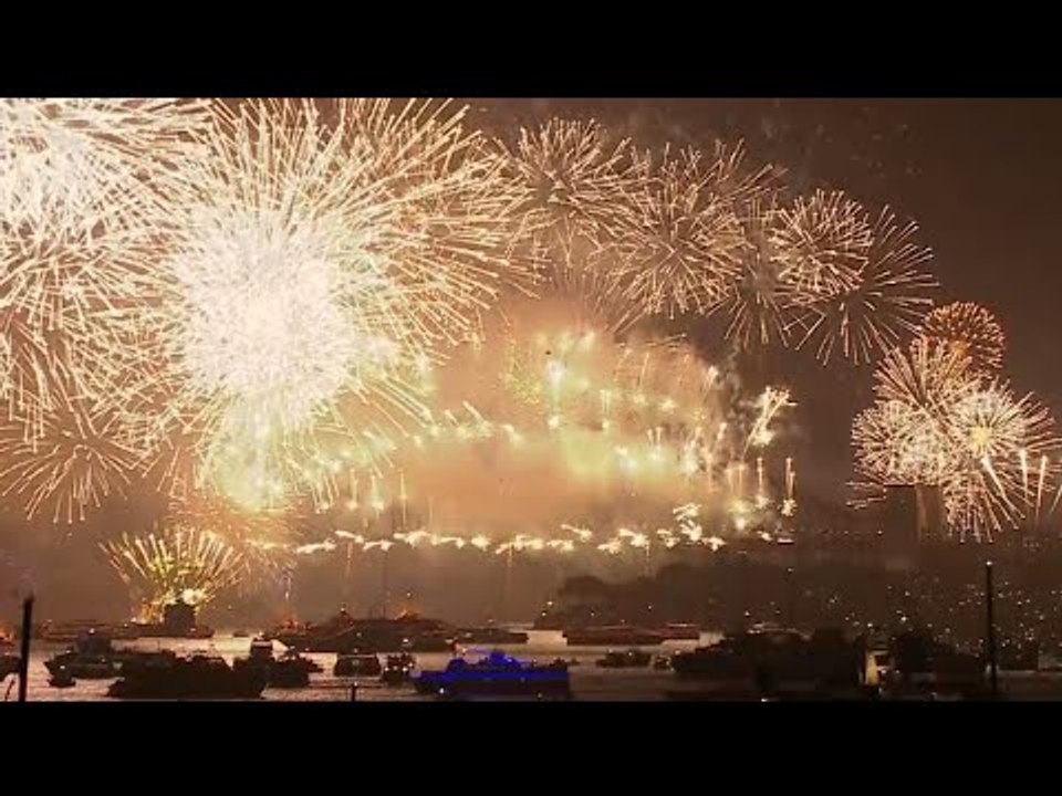 Stunning! Sydney opens New Year 2015 celebrations with fireworks