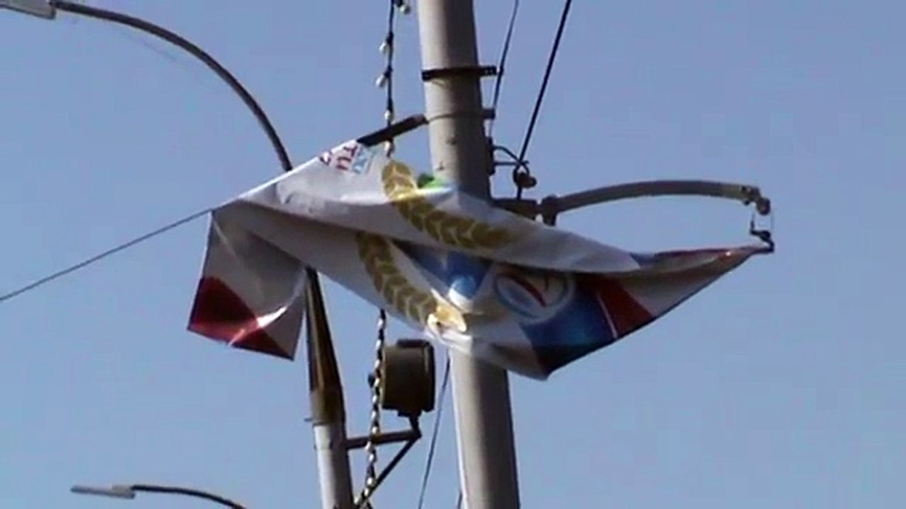 На столбу сорванный плакат на мосту, город Орёл, красный мост