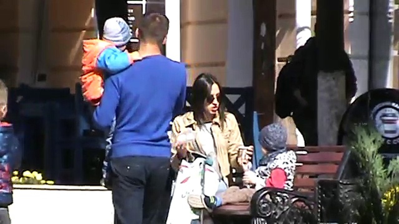 Девушка кушает еду в городе, город Орёл