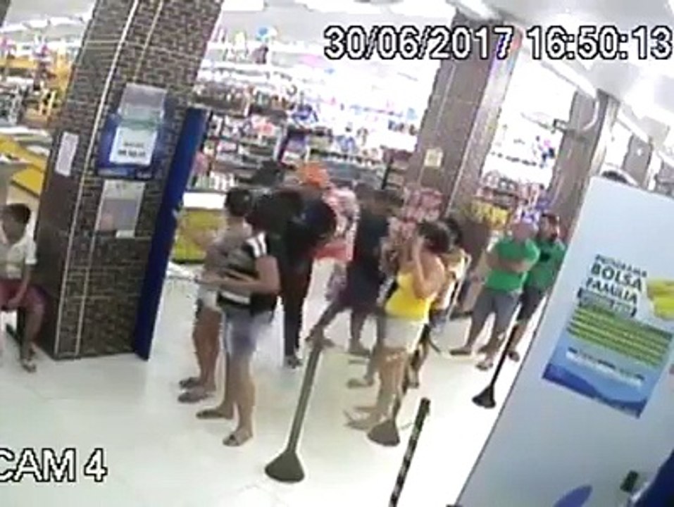 ویڈیو میں دیکھیں ڈیپارٹمنٹل سٹور میں ڈاکوؤں نے لوگوں کو یرغمال بنا کر کس طرح لوٹ مار کی۔