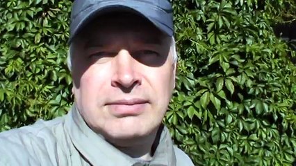 Я Геннадий Горин на фоне листьев