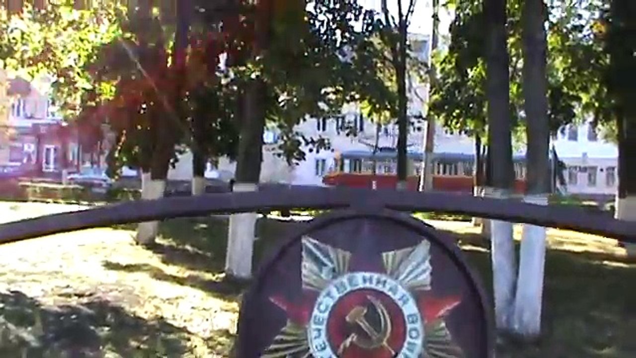 Я Геннадий Горин у памятника, снимаю видео в парке