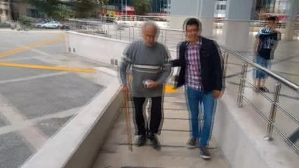 Yaşlı Adam Bir Tomar Parayla Gezince Polisi Alarma Geçirdi