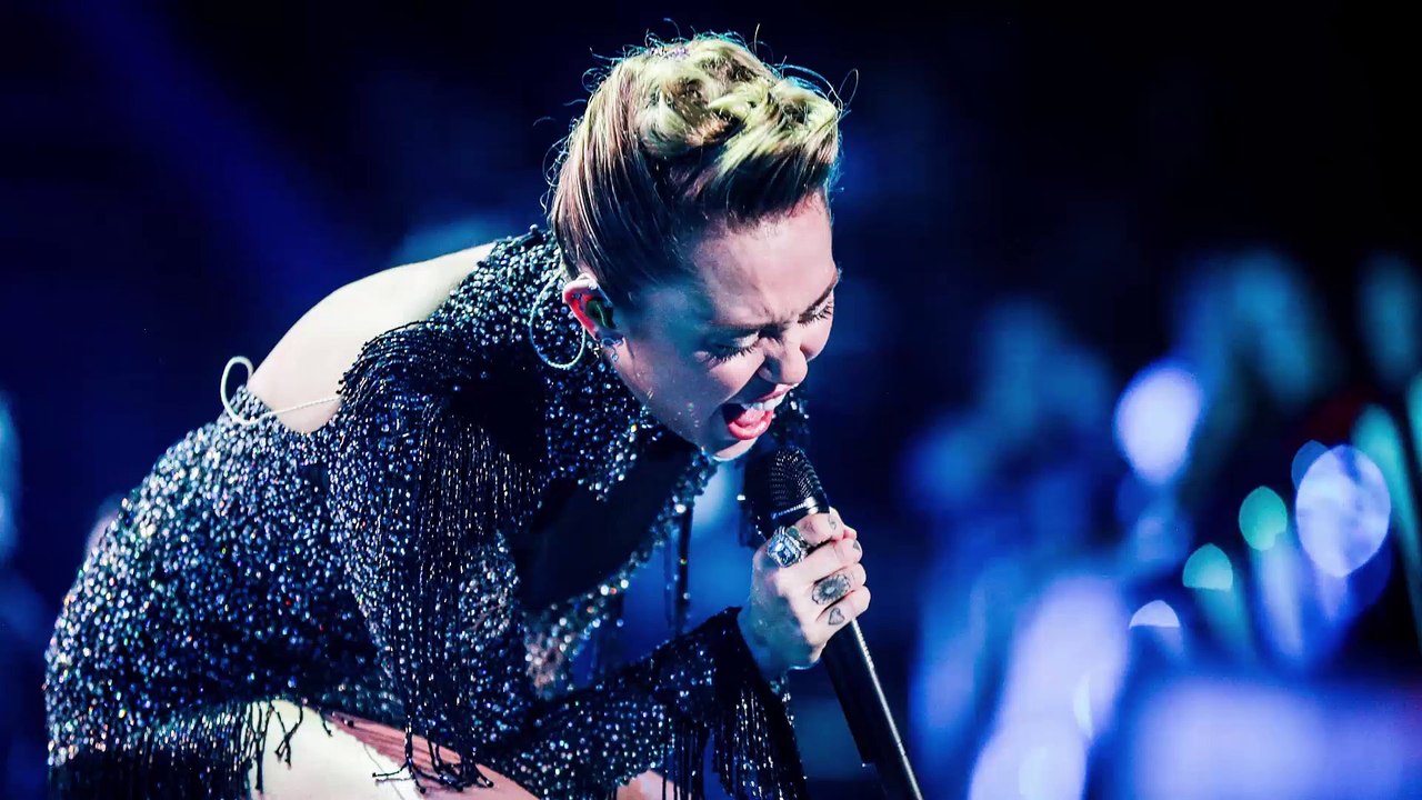 Miley Cyrus provocante et sexy, elle montre sa culotte en plein tapis rouge (Photo)