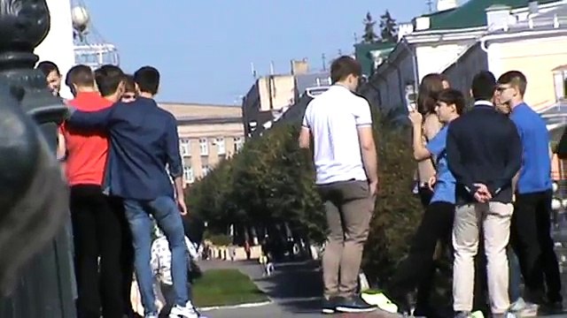 Друзья, подруги, люди на мосту