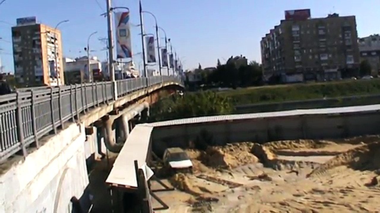 Старая машина за забором в песке