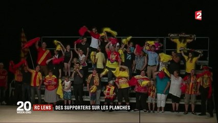 Des supporters du RC Lens sur les planches