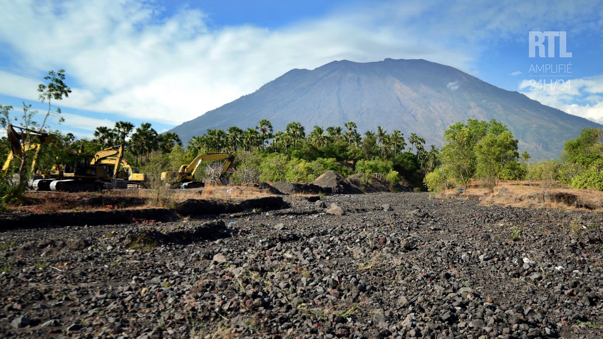 50.000 personnes fuient le volcan Agung à Bali - Vidéo Dailymotion