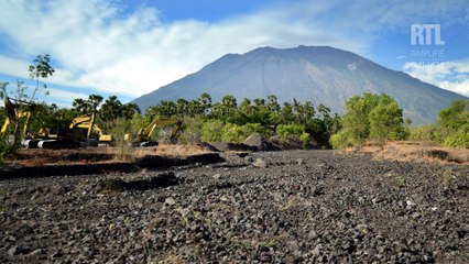 50.000 personnes fuient le volcan Agung à Bali