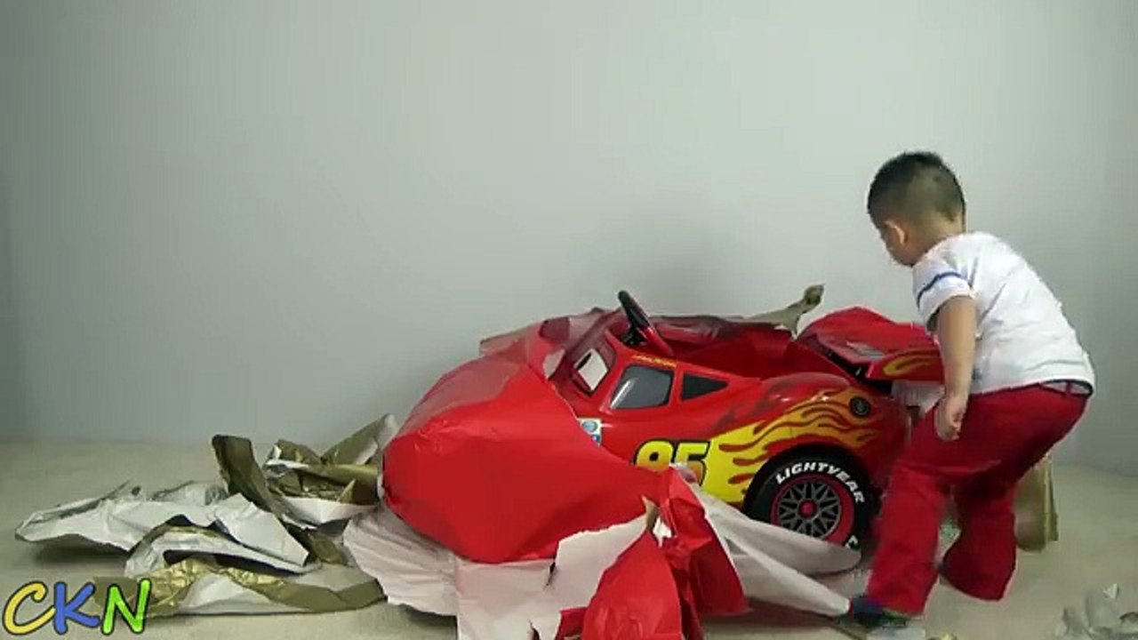 Disney Cars Lightning McQueen Giant Surprise Present Toy Opening CKN Toys
