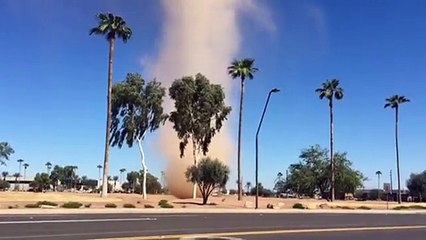 Il filme une incroyable tornade de poussière en Arizona