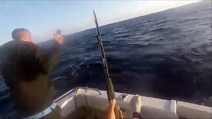 Un pêcheur en mer se fait presque décapiter par un requin