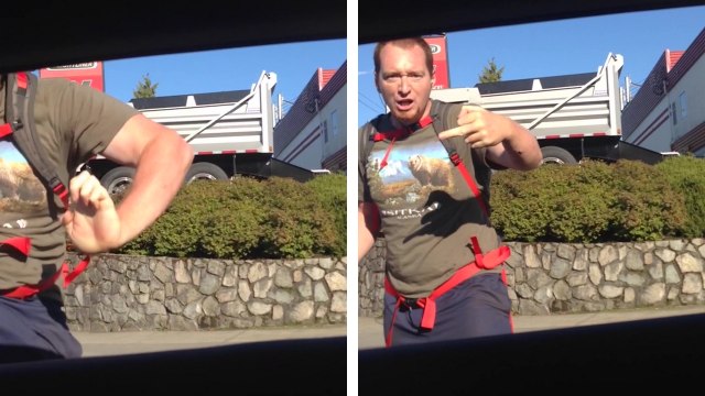 Un cycliste met des coups dans une voiture