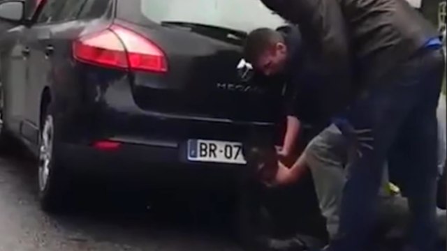 Un jeune homme ne laisse pas faire face aux policiers