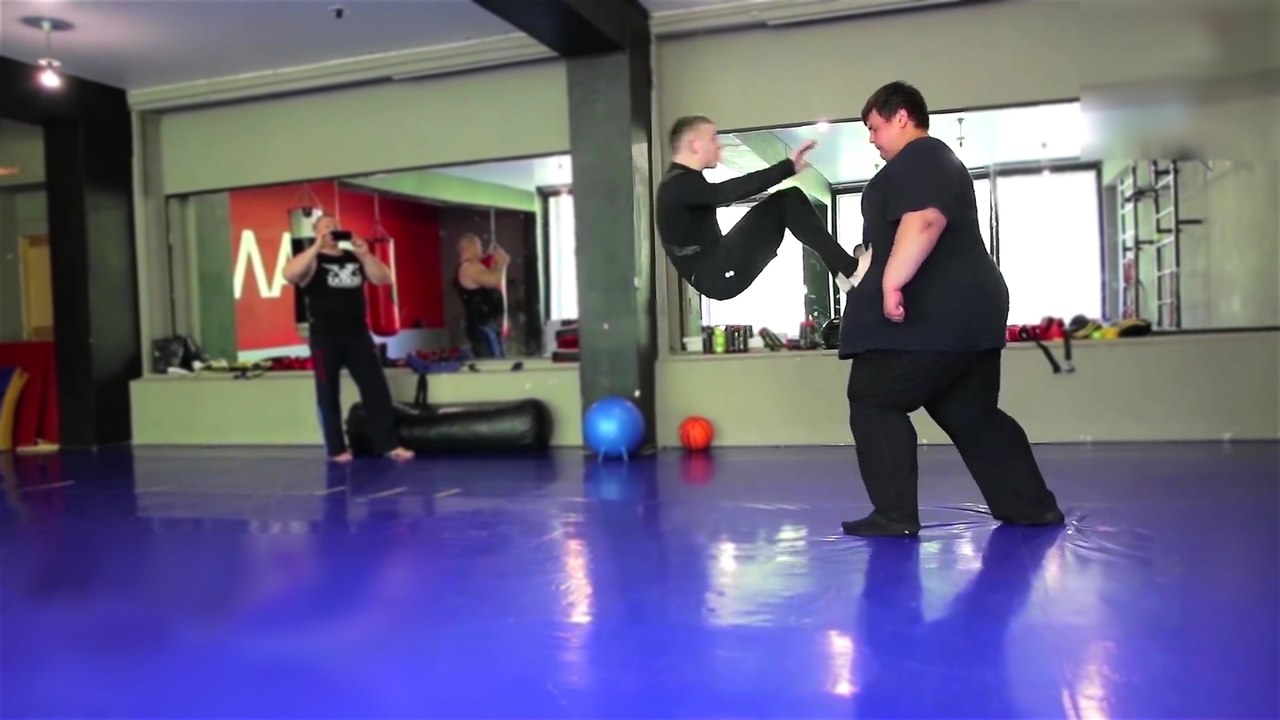 Un homme de petite taille VS un homme fort