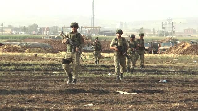 Silopi-Habur Bölgesindeki Tatbikatta Çevre Yolunda Güvenlik Önlemi Alan Askerler