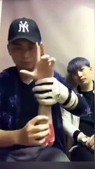 Un jeune qui qui dévoile les tours de magie de son pote !