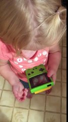 Petite fille vs Game Boy