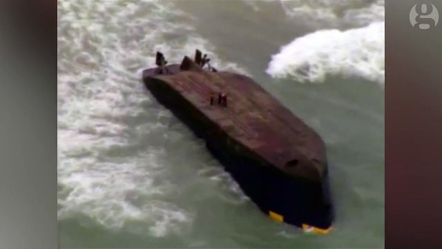Sauvetage par hélicoptère d'une famille sur la coque d'un bateau renversé dans une tempête à Porto Rico !