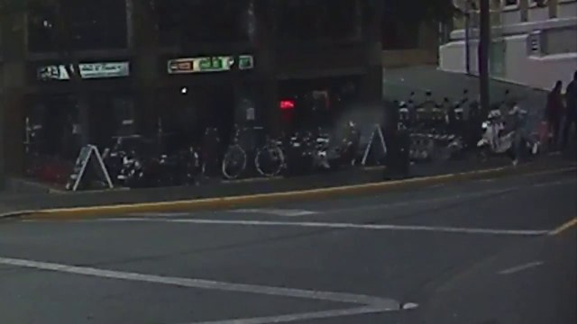 Il fait tomber son scooter.. en le garant à la main !! Ridicule LOL