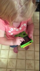 Quand une petite fille essaye de jouer à la Game Boy