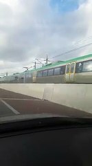 Il s'accroche à l'arrière d'un train à 110 km/h