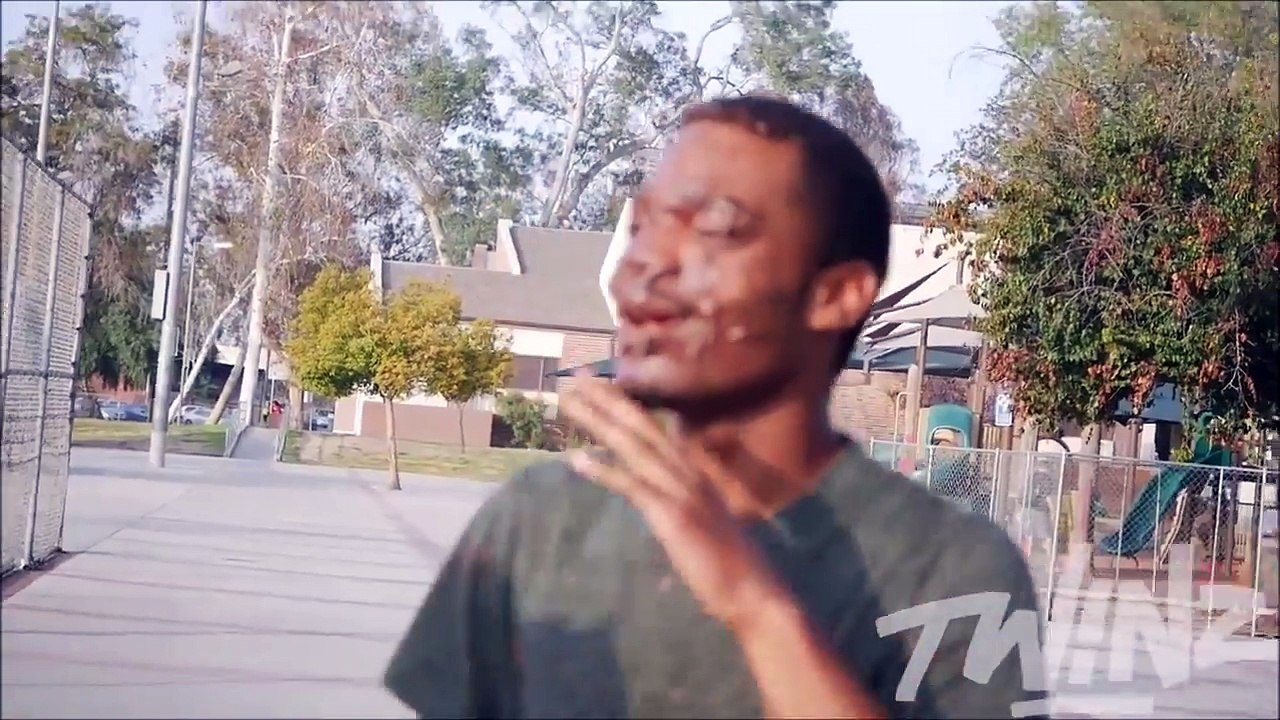 Exploding Bait Purse In The Hood With Fart Spray