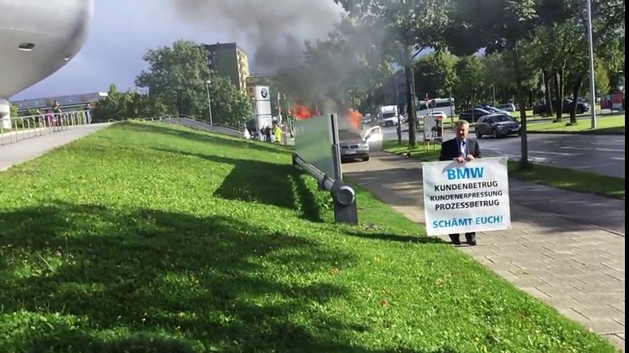 Zapalio svog BMW-a ispred sjedišta kompanije BMW