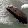 برطانوی بحریہ نے ڈوبتی کشتی پر سوار فیملی کو بچا لیا