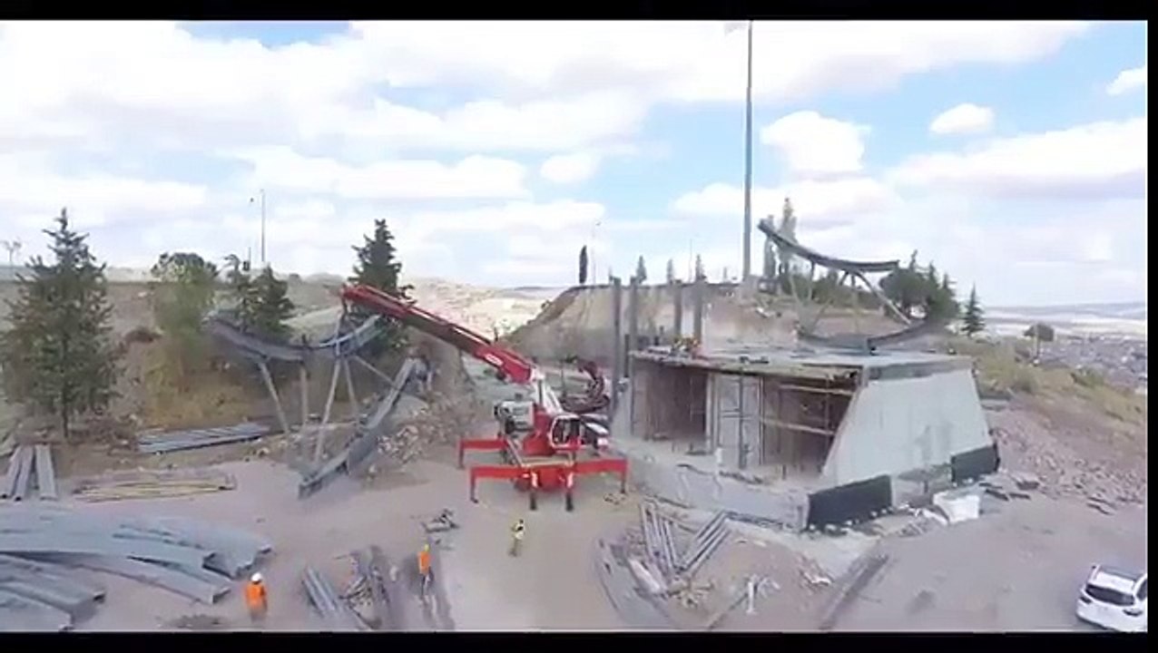 Şehitler Camii Hilal Minare montajı devam ediyor.