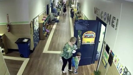 Une maîtresse pousse un enfant au sol par derrière... Choquant