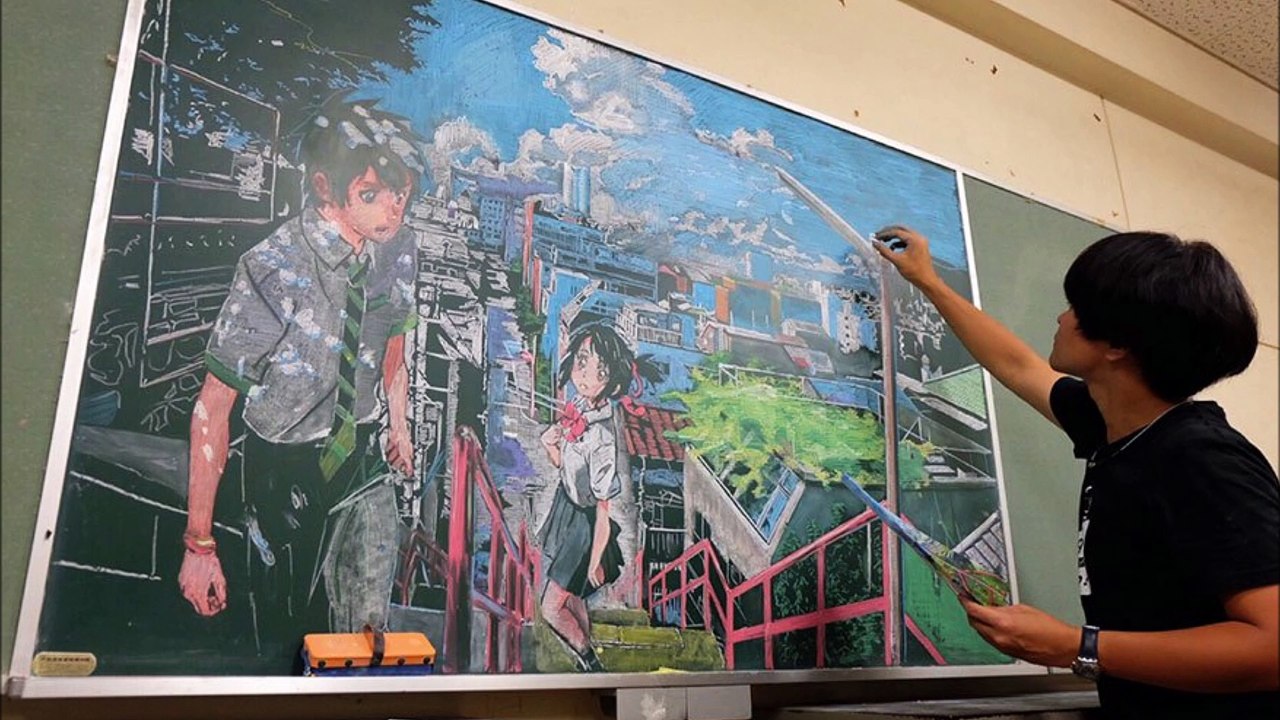 Regardez ce que ce prof arrive à peindre sur des tableaux noirs. Quel artiste!