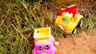 A lot of Kinder surprises, cars, tror and crane | Трактор, грузовик и много Киндер сюрпризов