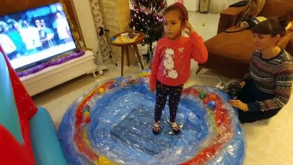 2 zıplama havuzunu birden açtık oynadık, yoksa top havuzu mu bunlar eğlenceli çocuk videosu