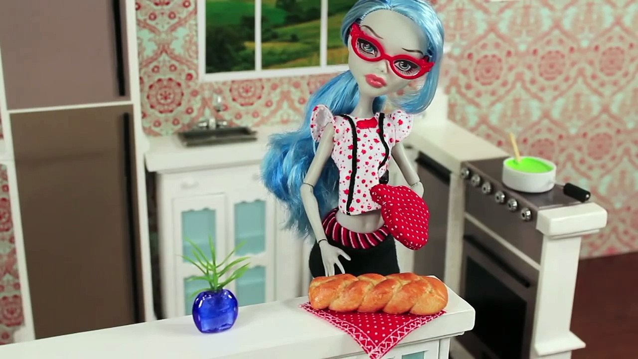 Doll Room Tour: Ghoulia Yelps Inspired Kitchen