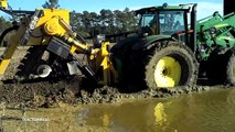 Böyle çamurda kanal açmak her traktörün yapacağı iş değil